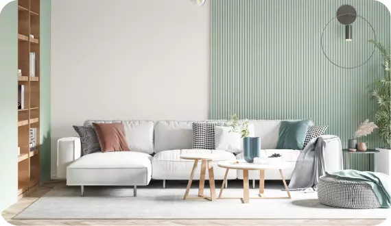 jasny salon z zielonym akcentem na ścianie